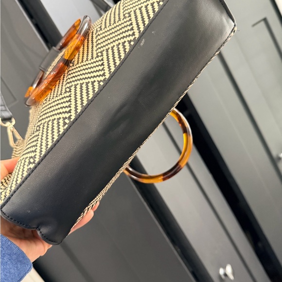 Ann Taylor Straw & Vinyl Shoulder and Hand Bag with Tortoise Round Handle - Picture 3 of 7